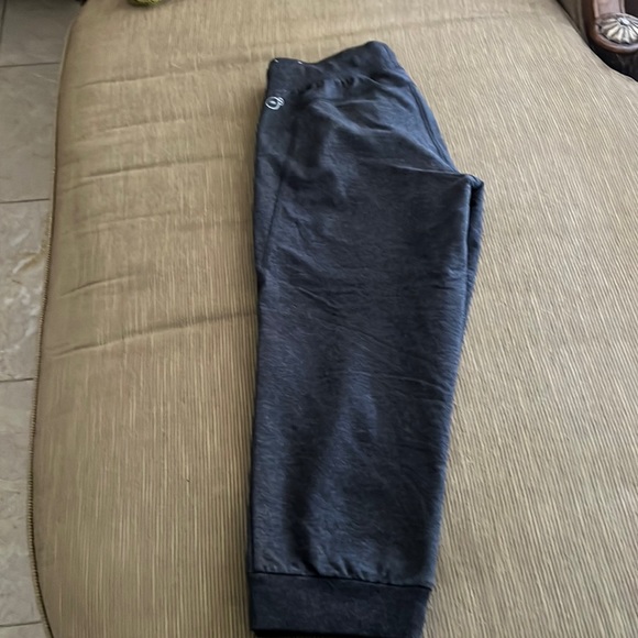 Puma sports cropped sweatpants. - Picture 2 of 9